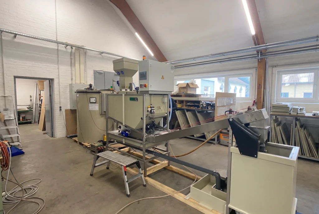 EFAMAT PC600 bandfilterinstallatie met bordes en bandfilter in de hal van een ontlakkingsbedrijf