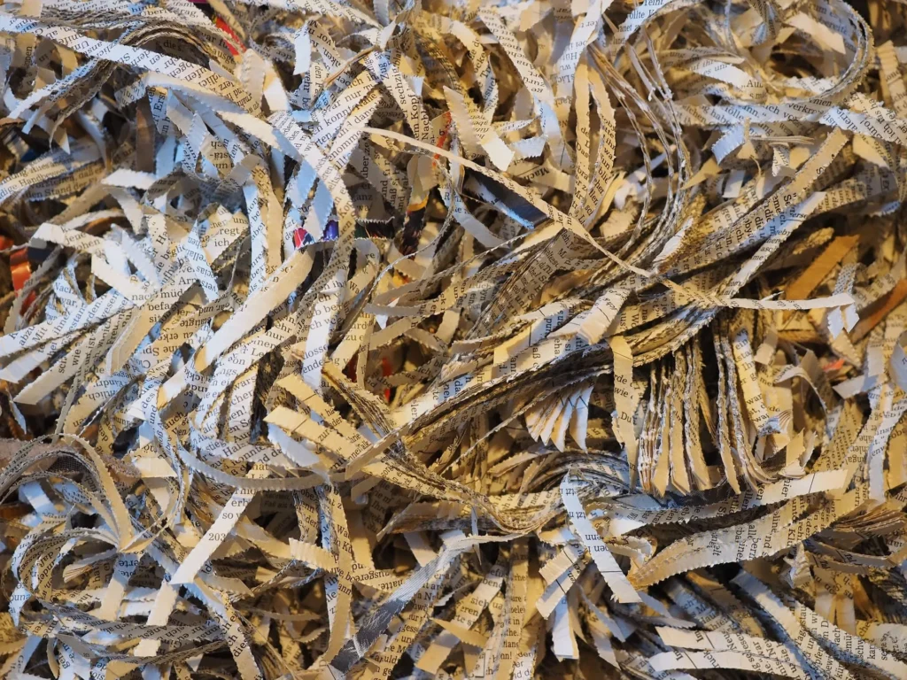 Versnipperd papier voor pulpverwerking, close-up