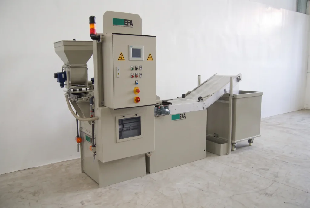 EFA automatische doorloop-afvalwaterinstallatie met besturingskast, bandfilter en opvangbak, vrijstaand gefotografeerd