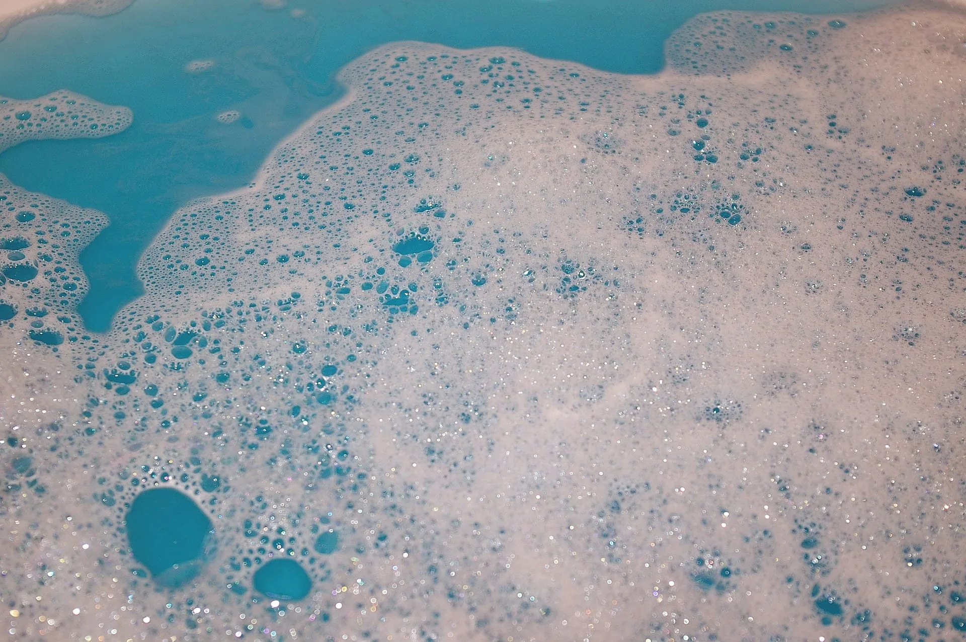 Schuimlaag op blauw water, close-up
